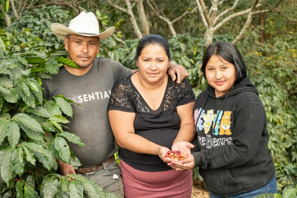 Família trabalhando na agricultura familiar no Brasil