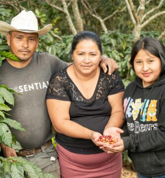 Família trabalhando na agricultura familiar no Brasil