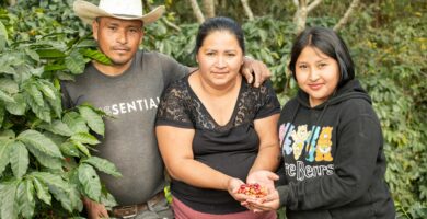 Família trabalhando na agricultura familiar no Brasil
